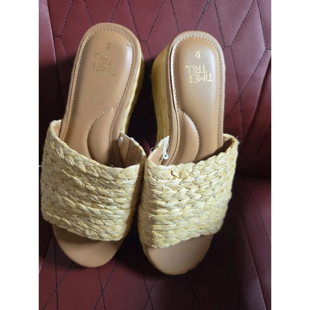 Time & Tru  Sandal  Size 6 U S